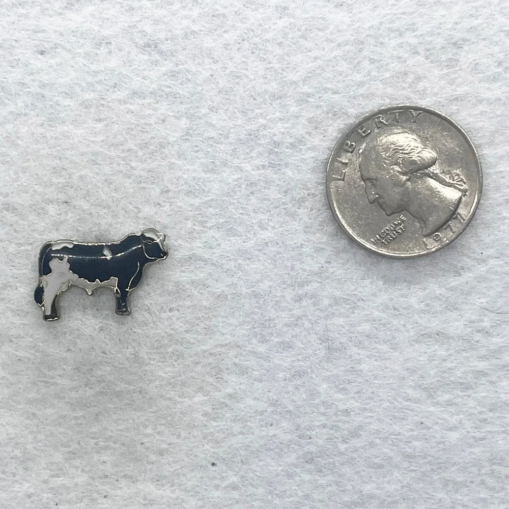 🔮‎ 5/$25 Black And White Cow Pin
